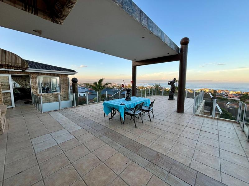 5 Bedroom Property for Sale in Wavecrest Eastern Cape